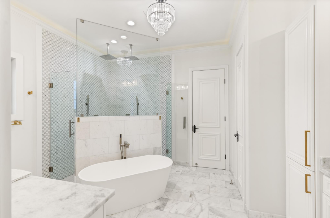 20035 New Kings Trail Kingwood TX 77346 Primary Bathroom Listed by Pati Juarez Red Hawk Property Team JLA Realty